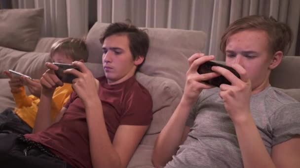 Bambini Con Smartphone Casa Tre Ragazzi Passano Del Tempo Social — Video Stock