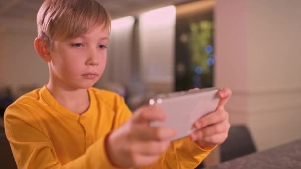 Nahaufnahme Eines Jungen Mit Smartphone Hause Kaukasisches Kind Verbringt Zeit — Stockvideo