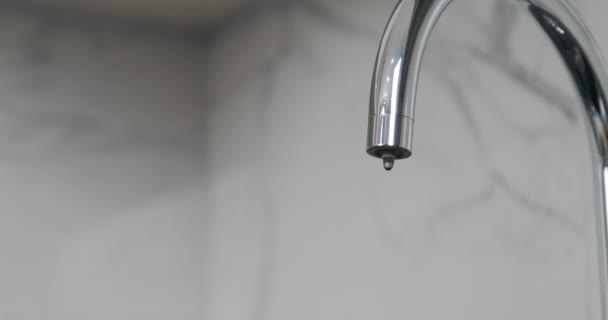 Keukenkraan Met Druppelend Water Close Lekkende Loodgieterskraan Waterlekkage Uit Kraan — Stockvideo