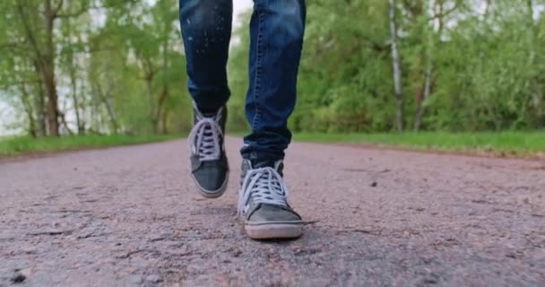 Człowiek Nogi Walking Park Nastoletnie Nogi Sneakers Walking Spring Samotny — Wideo stockowe