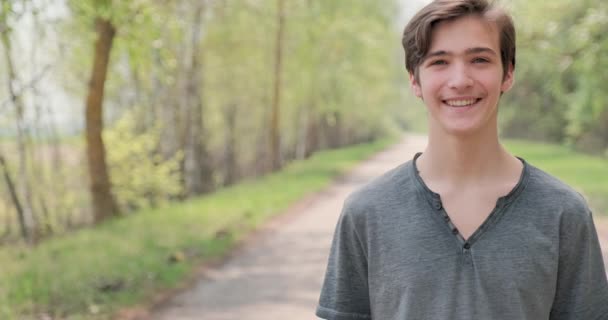 Joven Hombre Feliz Mira Cámara Feliz Cara Masculina Sonriente Aire — Vídeos de Stock