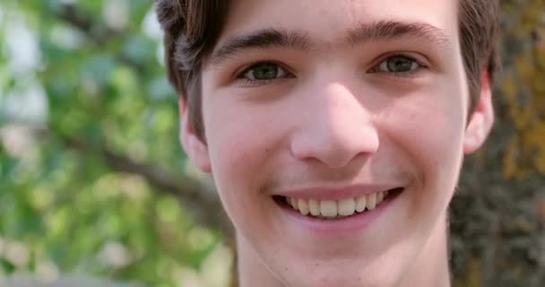 Νεαρός Ευτυχισμένος Κοιτάζει Την Κάμερα Χαρούμενο Χαμογελαστό Αντρικό Πρόσωπο Έξω — Αρχείο Βίντεο