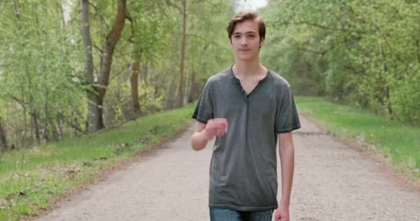 Mladý Šťastný Muž Kráčí Sám Cestě Veselý Teenager Chodí Ven — Stock video