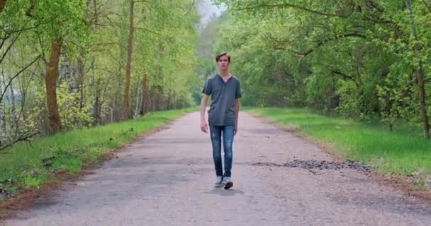 Joven Hombre Feliz Está Caminando Solo Camino Adolescente Alegre Camina — Vídeos de Stock