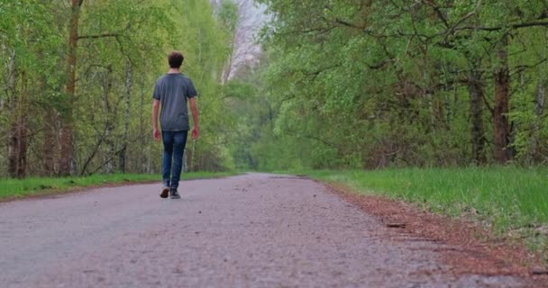 Zadní Pohled Chlápka Procházejícího Přírodě Mladý Štíhlý Muž Kráčí Sám — Stock video