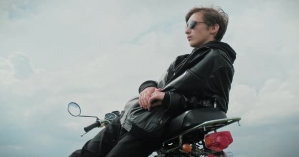 Joven Guapo Sienta Una Motocicleta Verano Persona Estado Calma Contempla — Vídeos de Stock