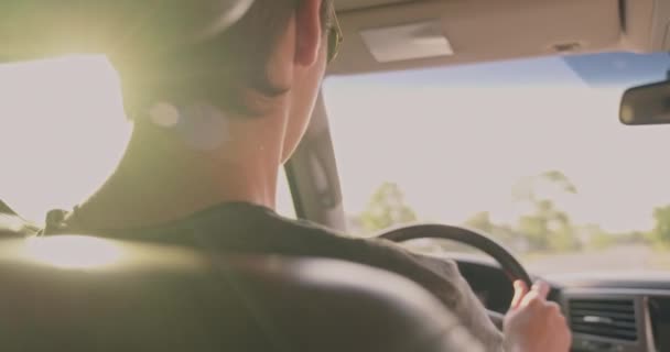 Έφηβος Οδηγεί Αυτοκίνητο Ενώ Δύει Ήλιος Και Κάνει Στροφή Πίσω — Αρχείο Βίντεο