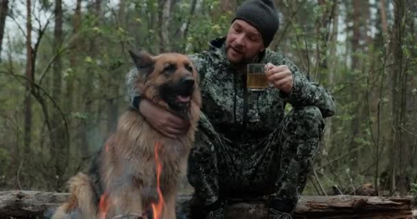 Homem Adulto Está Relaxando Fogo Com Seu Cão Natureza Viajante — Vídeo de Stock