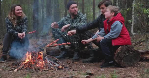 Семья Сидит Костра Летний Вечер Дети Родителями Отдыхают Лесу Выходные — стоковое видео