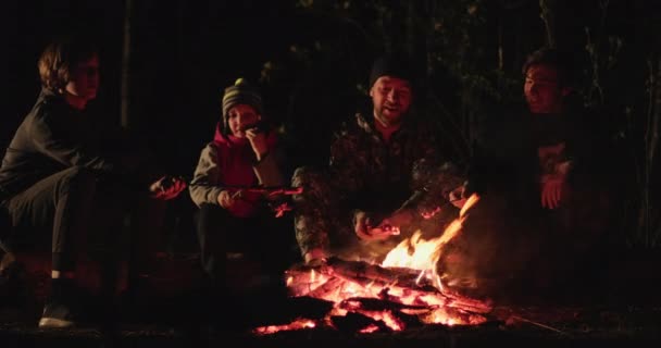 Семья Сидит Костра Летний Вечер Дети Родителями Отдыхают Лесу Выходные — стоковое видео