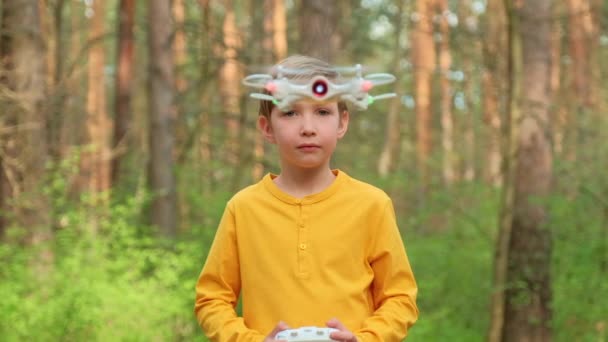 Kind Lanceert Drone Buiten Jongen Speelt Met Een Quadrocopter Natuur — Stockvideo