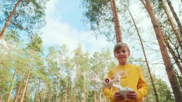 Дитина Запускає Дрон Відкритому Повітрі Хлопчик Грає Квадрокоптером Природі Білий — стокове відео