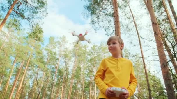 Kind Lanceert Drone Buiten Jongen Speelt Met Een Quadrocopter Natuur — Stockvideo