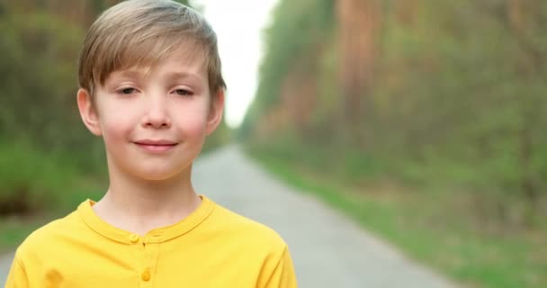 Lentamente Acercándose Cara Del Niño Niño Rubio Colegial Lindo Con — Vídeos de Stock