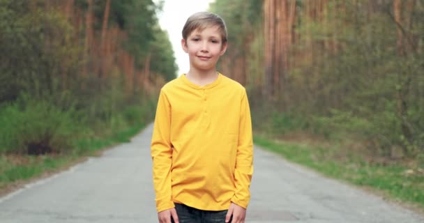 Chlapec Hledí Kamery Přírodu Bílý Osmiletý Chlapec Zírá Ven Pomalu — Stock video