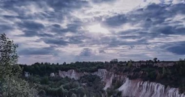 Ukrayna 'daki dramatik yağmurlu bulutların yaz mevsiminde düşüşü. Eski tebeşir ocağının üzerinde kara bulutlar dolaşıyor. Dağlık bir bölgede hareket eden bulutların olduğu güzel yaz manzarası. Sıkıcı hava