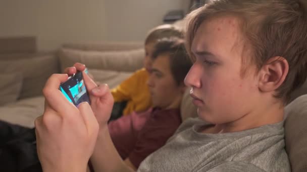 Kinderen Met Smartphones Thuis Drie Jongens Die Tijd Doorbrengen Een — Stockvideo