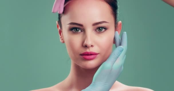 Slow Motion Clip Dokter Controleert Een Huid Voor Plastische Chirurgie — Stockvideo