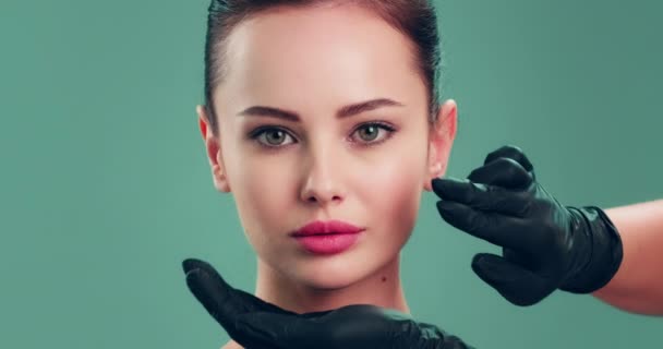 Slow Motion Clip Dokter Controleert Een Huid Voor Plastische Chirurgie — Stockvideo