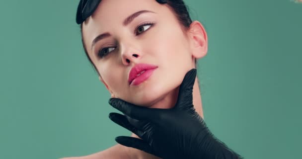 Clip Ralenti Médecin Vérifie Une Peau Avant Chirurgie Plastique Vérification — Video