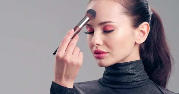 Jovem Mulher Corre Pincel Maquiagem Sobre Testa Nariz Queixo Mulher — Vídeo de Stock