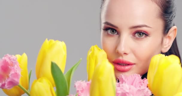 Schöne Weiße Mädchen Mit Blumen Atemberaubende Brünette Mädchen Mit Großen — Stockvideo