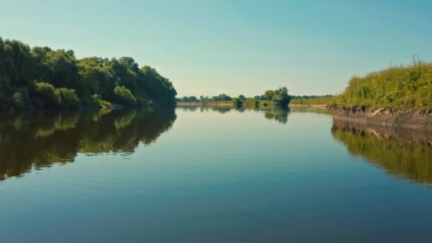 无人机非常接近一条水面光滑的河流 美丽的风景 还有一条蜿蜒的河流 飞越蓝色的湖面 清澈的蓝天反射在平静的水面上 — 图库视频影像