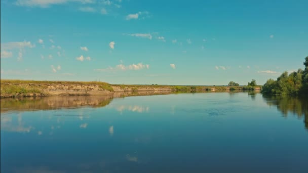 Dron Letí Extrémně Blízko Řece Hladkým Povrchem Vody Krásná Krajina — Stock video