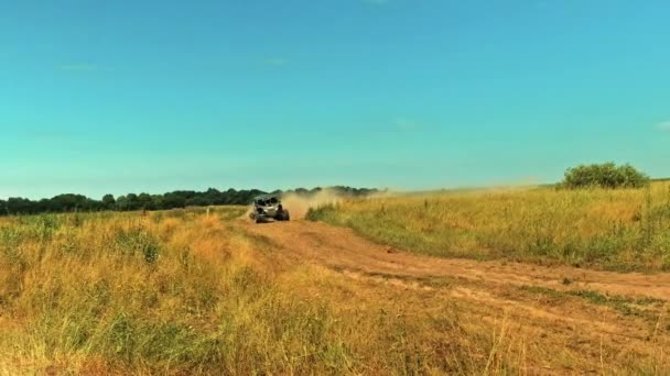 Low Motion Buggy Carro Está Dirigindo Rápido Uma Estrada Cross — Vídeo de Stock