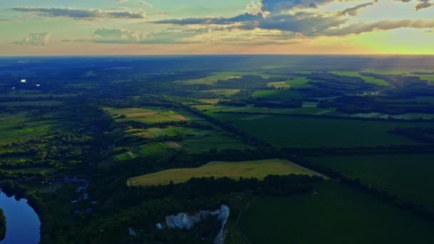 Aerial Cinematic Dron Lata Niezwykle Wysoko Nad Pięknym Letnim Krajobrazem — Wideo stockowe