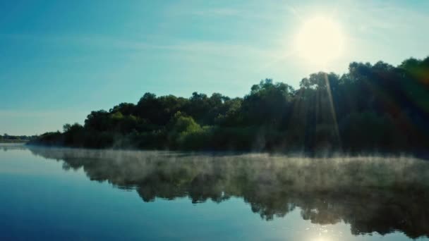 ドローンは 朝の蒸発の間 水面近くに飛びます 日の出の間に霧と美しい朝の風景 ウクライナのデナ川の上の日の出の空中ビュー 湖の上の水蒸発 — ストック動画