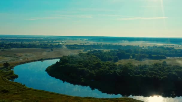 ウクライナのデナ川の上に青空と日の出の空中ビュー 日の出の間 ドローンは霧の中で美しい朝の風景の上を飛ぶ 穏やかな夏の風景の上にドローンが飛ぶ — ストック動画