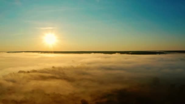 Γραφική Εναέρια Άποψη Μετακίνηση Χρυσά Σύννεφα Μπλε Ουρανό Πάνω Από — Αρχείο Βίντεο