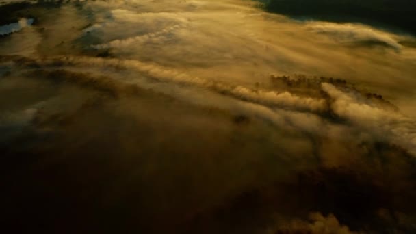 无人机带着雾在美丽的晨景上方拍摄 而日出则带着镜头照明弹 夏天湖面上大量的水蒸发了 乌克兰Desna河上方有雾气的日出空中景观 — 图库视频影像
