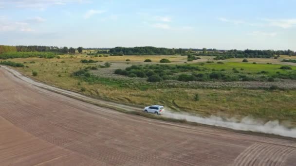 Vista Aérea Del Dron Coche Suv Blanco Está Conduciendo Rápido — Vídeo de stock