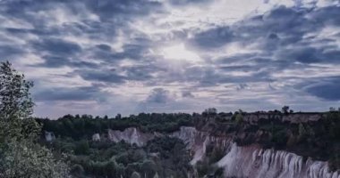Ukrayna 'daki dramatik yağmurlu bulutların yaz mevsiminde düşüşü. Eski tebeşir ocağının üzerinde kara bulutlar dolaşıyor. Dağlık bir bölgede hareket eden bulutların olduğu güzel yaz manzarası. Sıkıcı hava