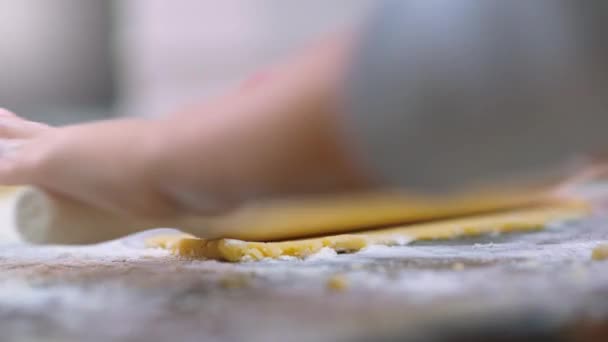 Manos Niño Rodando Masa Con Rodillo Macro Chico Saca Pasta — Vídeos de Stock