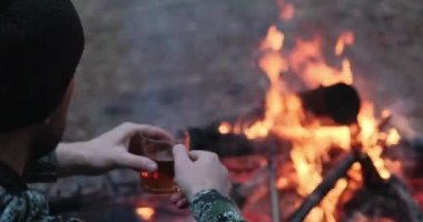İnsan akşamları ormanda sıcak bir ateşte sıcak çay içer. İnsan ateşe bakar ve sonbaharda alacakaranlıkta çay içer. Yalnız gezgin, orman ateşinin yanında bir fincan kahveyle dinleniyor.  