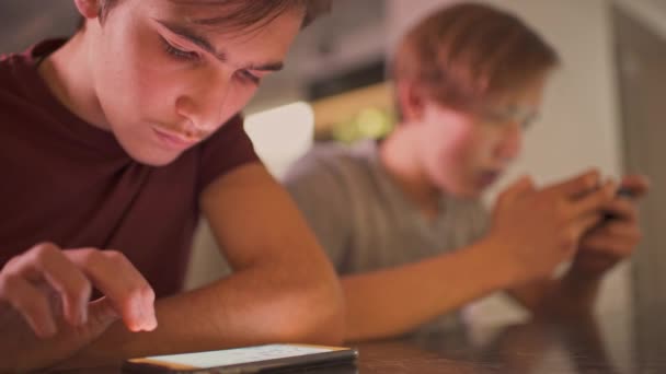 Tienerjongens Met Smartphones Thuis Twee Jongens Die Tijd Doorbrengen Een — Stockvideo