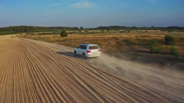 Vista Aérea Coche Suv Blanco Está Conduciendo Rápido Carretera Rural — Vídeo de stock