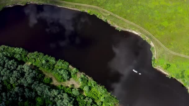 Barca Galleggia Sul Fiume Drone Vola Sopra Bellissimo Paesaggio Estivo — Video Stock