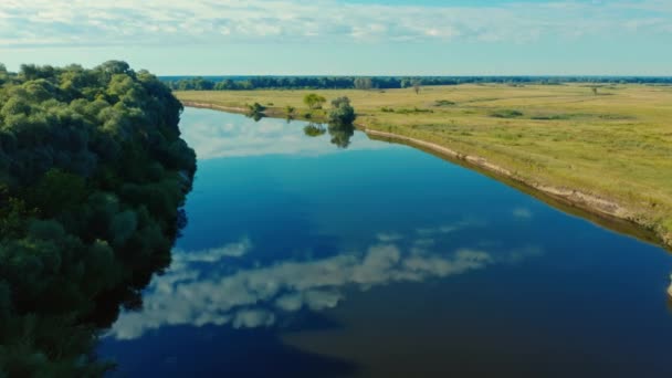 Widok Lotu Ptaka Dron Przelatuje Nad Rzeką Gładkiej Powierzchni Wody — Wideo stockowe