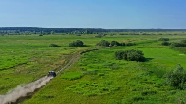 Flygfoto Från Drönare Som Jagar Rally Bil Som Går Terräng — Stockvideo