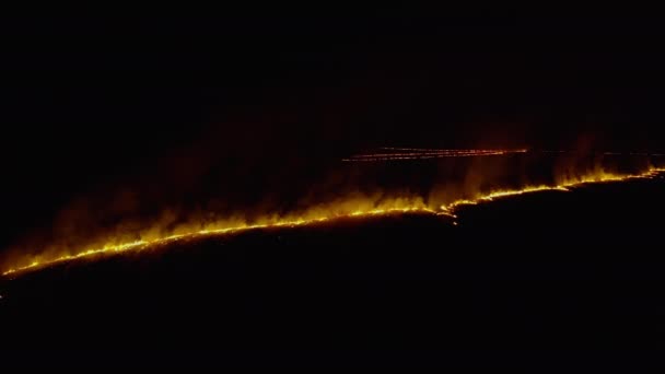 Vista Superior Volar Sobre Campo Con Fuego Por Noche Dramática — Vídeos de Stock