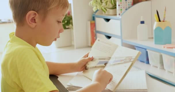 Дитина Читає Книжку Вдома Шкільний Хлопчик Читає Книжку Років Хлопчик — стокове відео