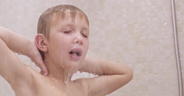 Liten Pojke Duschen Kaukasiska Barn Duschar Badrummet Cure Boy Tvättar — Stockvideo