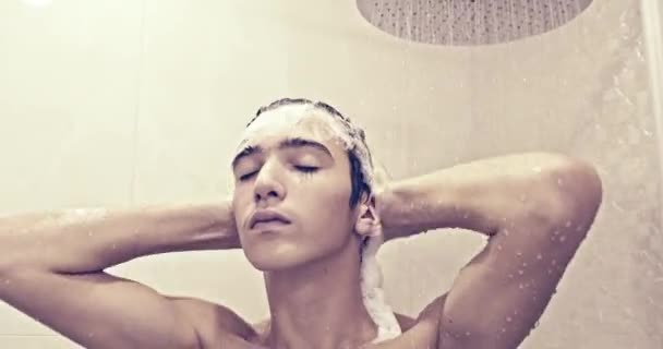 Jeune Homme Savonne Les Cheveux Avec Shampooing Sous Douche Homme — Video