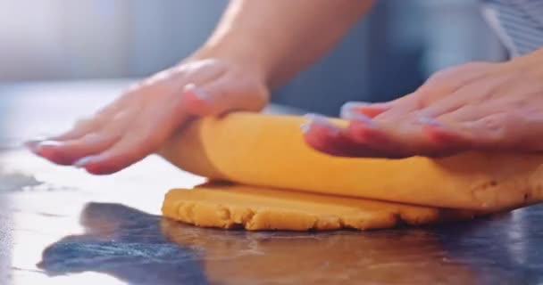 Kvinden Ruller Dejen Køkkenbordet Kvindelige Hænder Rullende Dej Med Rullestift – Stock-video