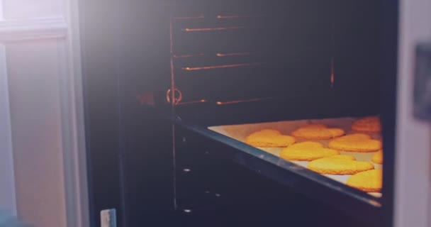 여자는 오븐에서 꺼내고 손에는 쿠키가 그릇이 주부가 쿠키를 쿠키는 마음의 — 비디오