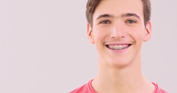 Jovem Sorridente Com Aparelho Nos Dentes Rapaz Bonito Com Dentes — Vídeo de Stock